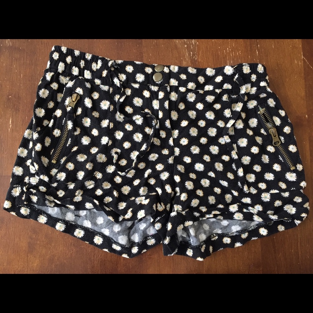 Daisy black shorts